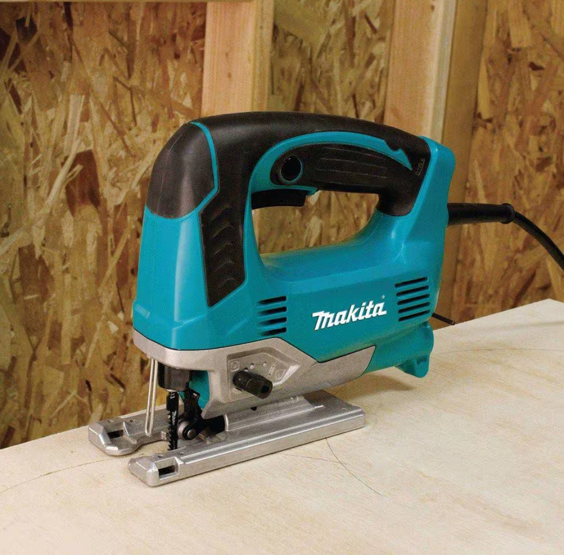 Sierra caladora ligera con mango superior, velocidad variable y cable de 6,5 A con estuche